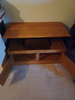 Oak coffee table with rising lid.