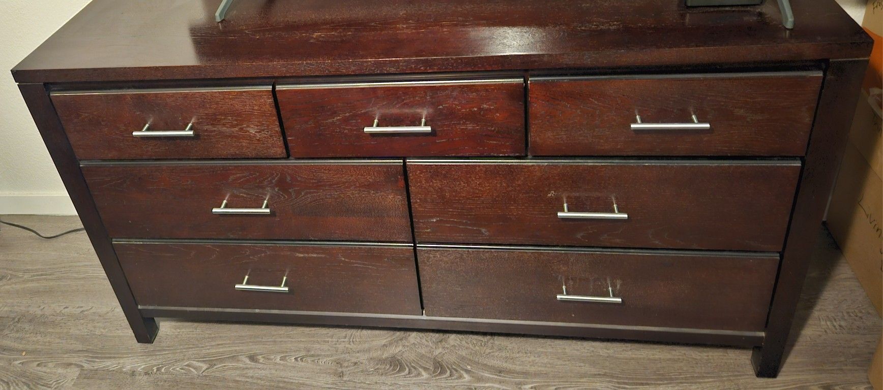 7 DRAWER WOOD DRESSER MAHOGANY STAIN