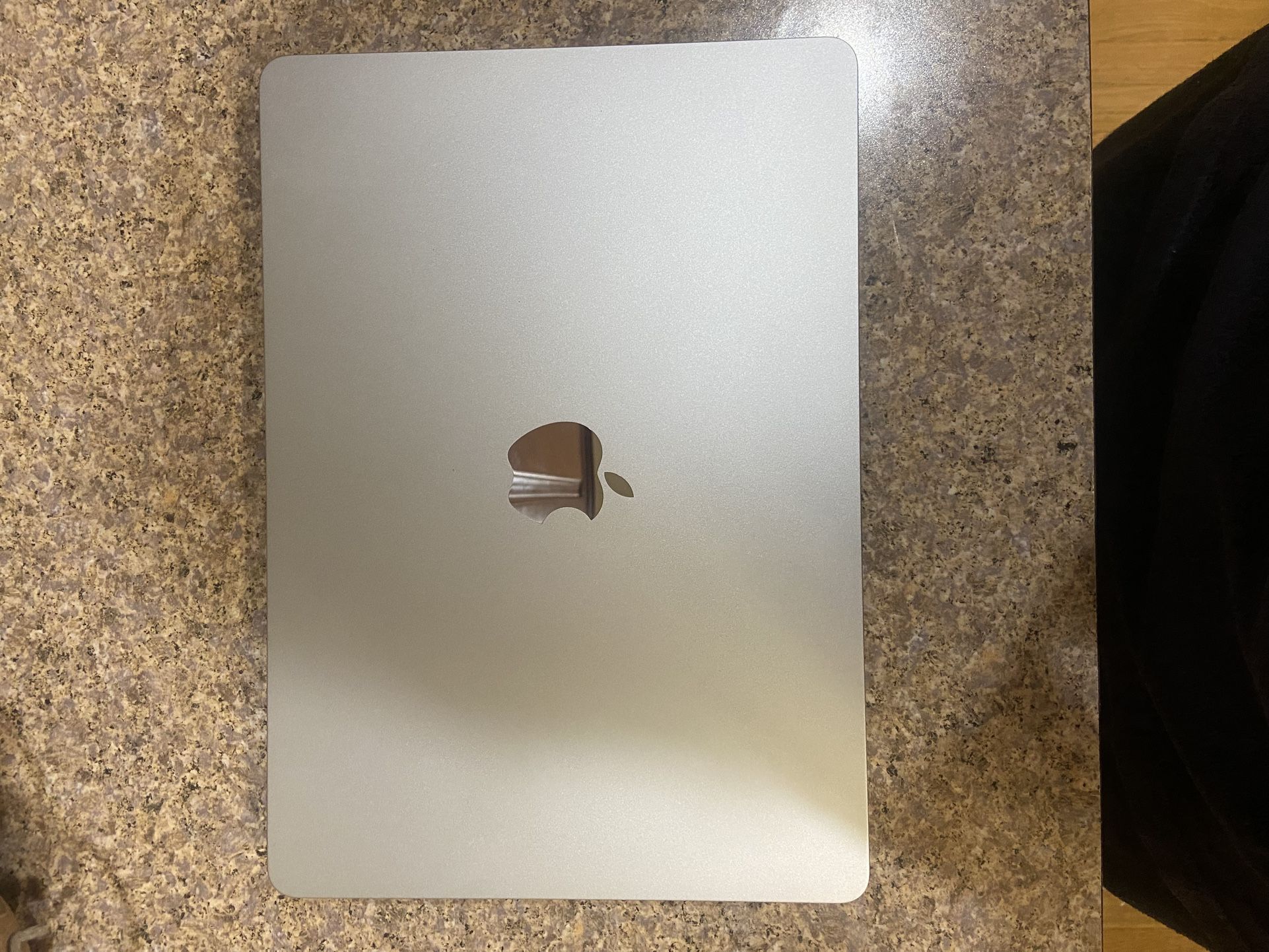 2025 MacBook Air (M4 Chip) Comes W/charger And Box