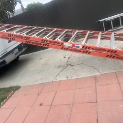 Escalera de 20 pies de fibra de vidrio doble subida casi nueva muy barata 
