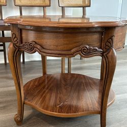 French Provincial vintage carved wooden side table / end table with Queen Anne–style legs and a lower shelf