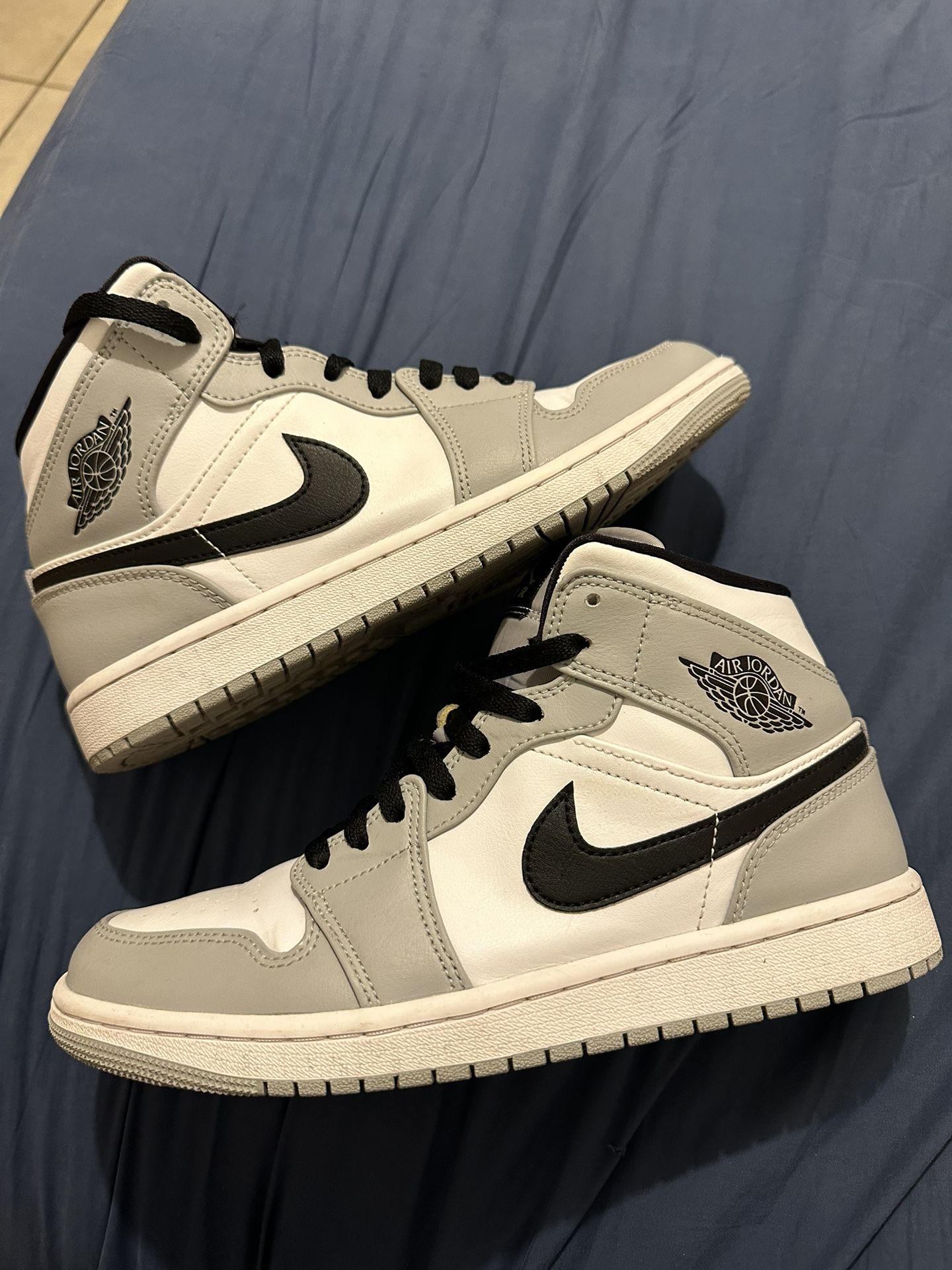 Jordan 1 Mid Light Smoke Grey