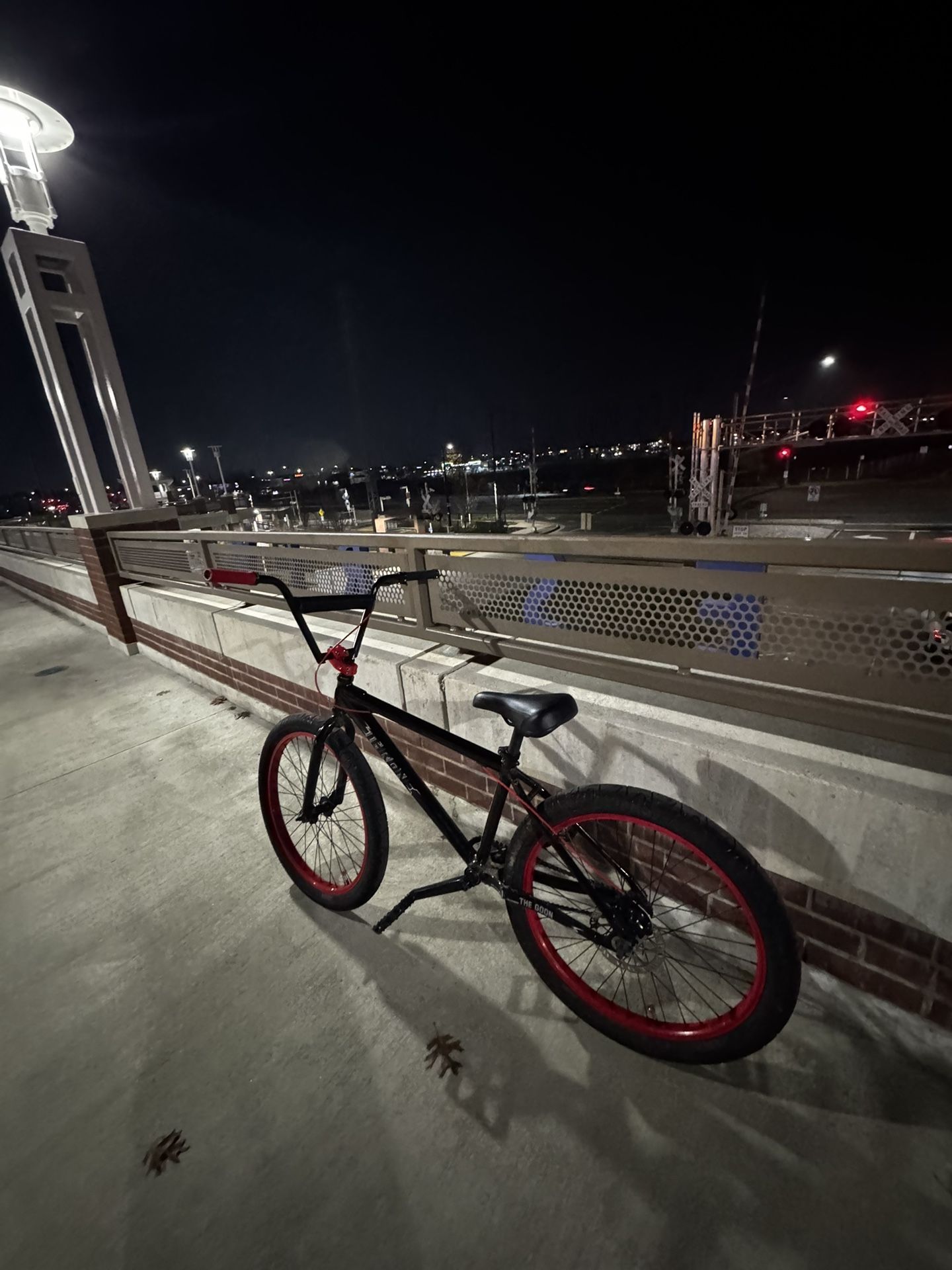 Size 24” Throne The Goon Black/Red