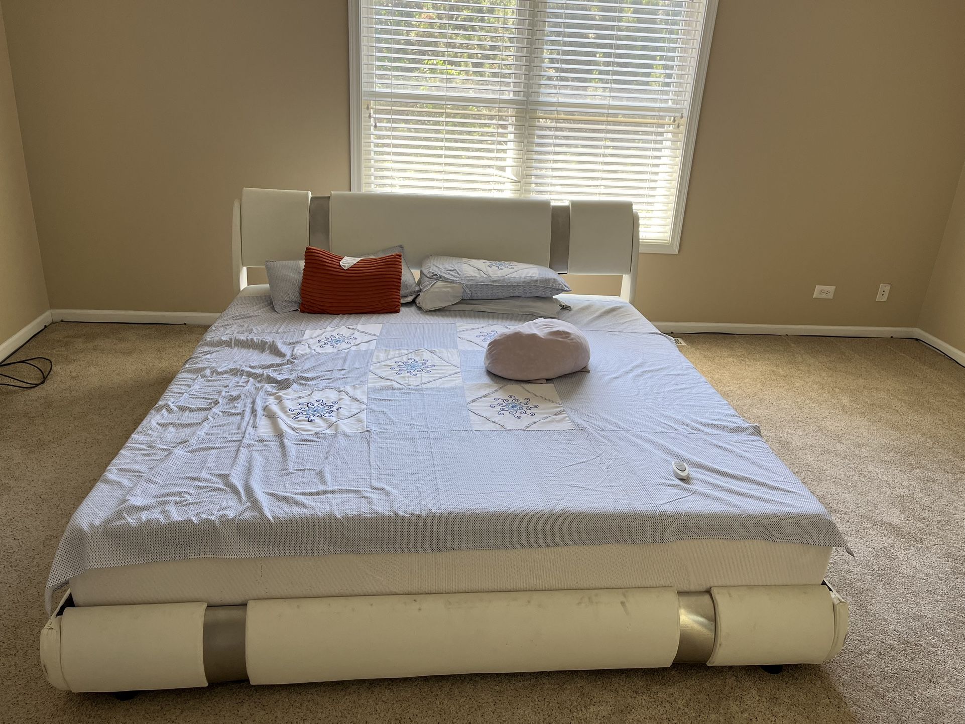 🛏️ King Size Zinus 12” Memory Foam Mattress + Modern Bed Frame – Great Condition! 😴