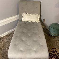 Oversized Gray Lounge Chair – Super Comfy!