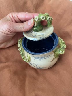 Ceramic octopus jar with lid