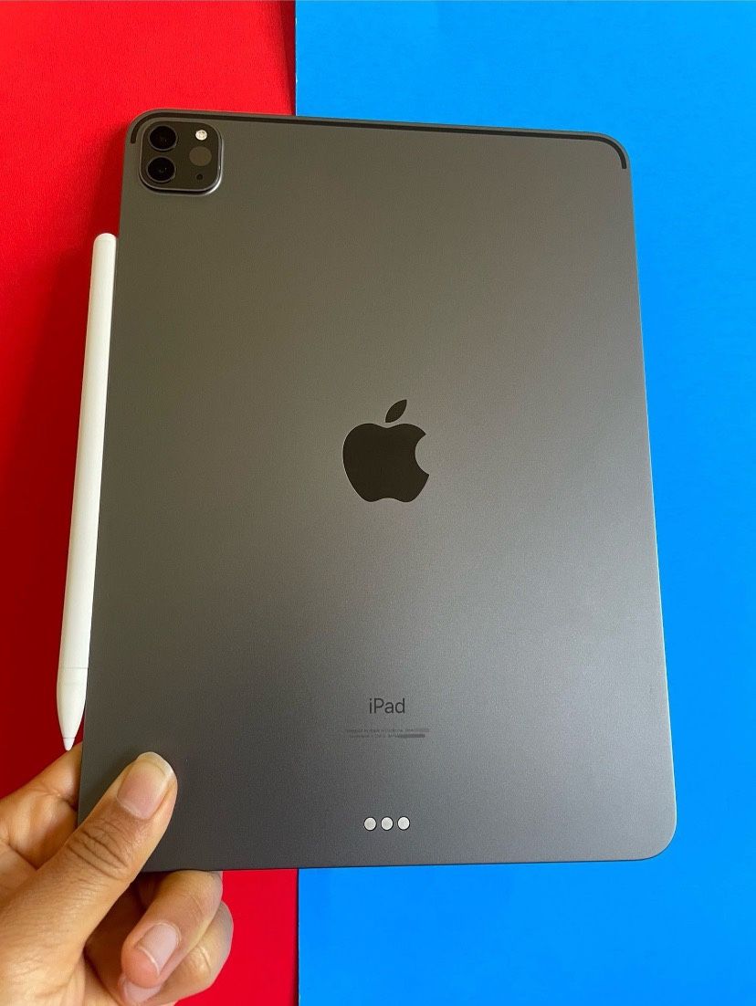 256GB Apple IPad Pro 11” 2nd Generation (2020 Model/ Liquid Retina / Face ID) with Keyboard, pen & Accessories