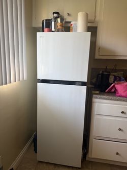 LG W Top-Freezer Refrigerator White