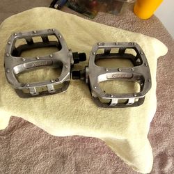 USED SPECIALIZED  BMX PEDALS  CROME  HABLO ESPAÑOL TANBIEN  WERE ON A FIT BMX 