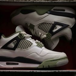 Seafoam green jordan 4’s 