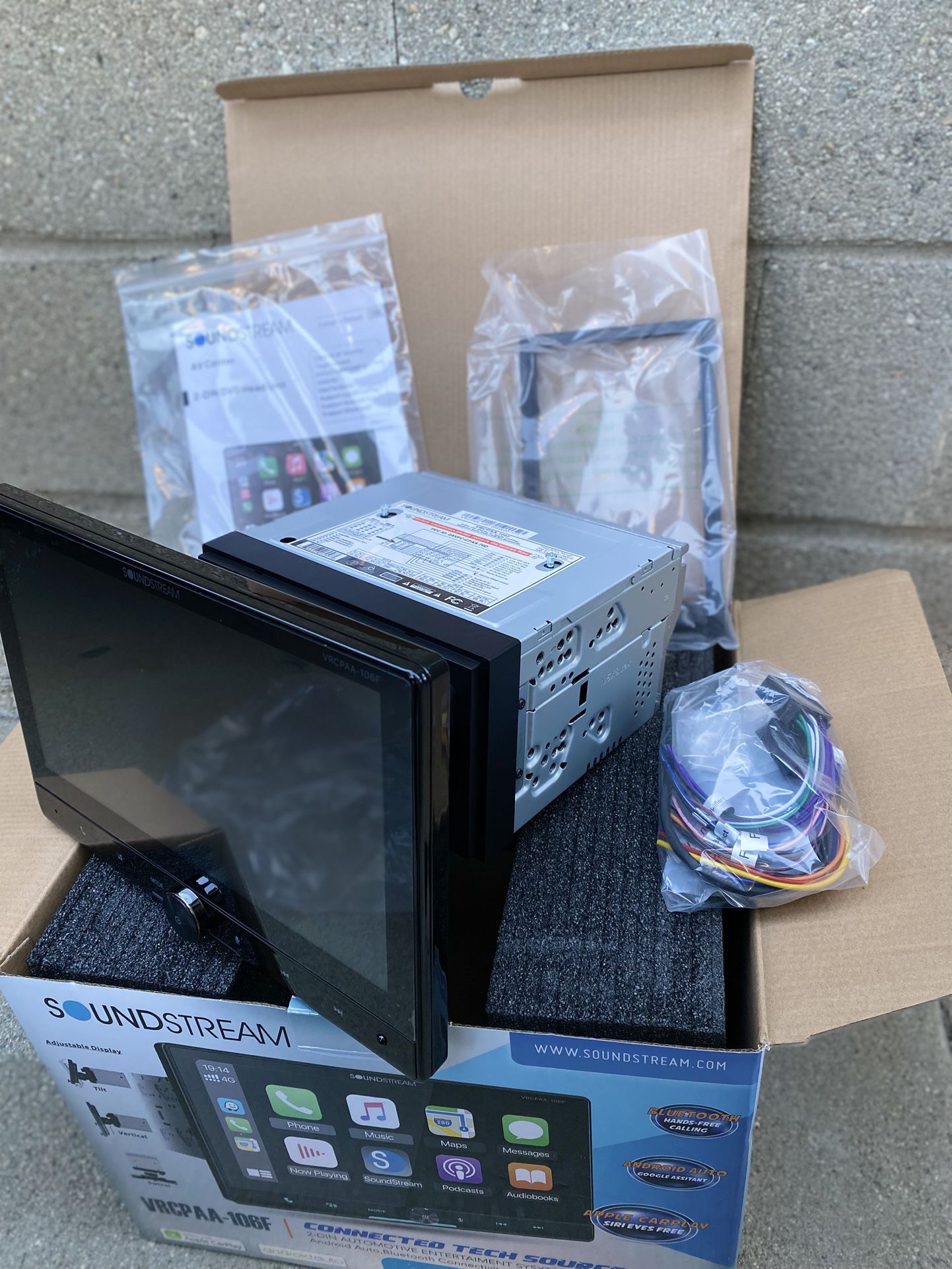 NEW SOUNDSTREAM‼️ 10.6" Double DIN Floating Touchscreen Car Stereo, Apple CarPlay & Android