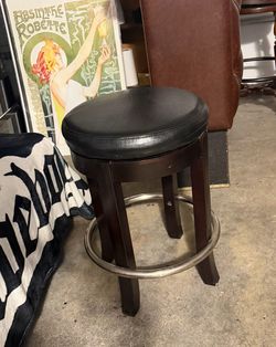 ROTATING BAR STOOL