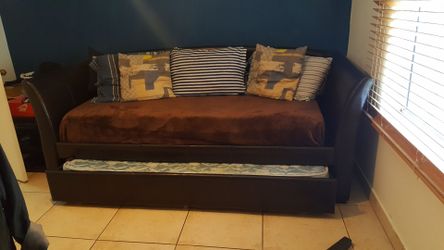 Twin daybed with pull-out twin trundle