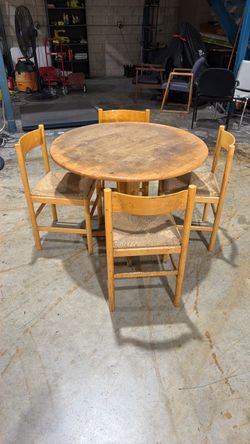 Round Wood Dining Table with 4 Rush Seat Chairs