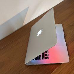 Apple MacBook Air 13” I5/8GB/256GB SSD $180