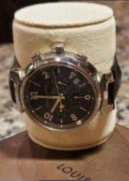 Men's Pre-owned Louis Vuitton Automatic wristwatch features a Luxurious Design with an Authentic Leather Strap, Showcasing Style and Sophistication