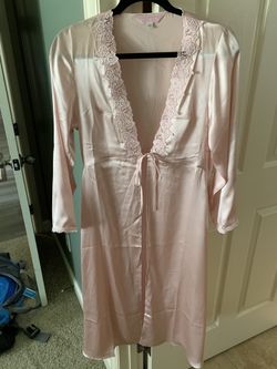 Silk robe-Ladies Small- Lace accents-NEW
