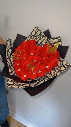 tenemos arreglos de flores eternas y frescas