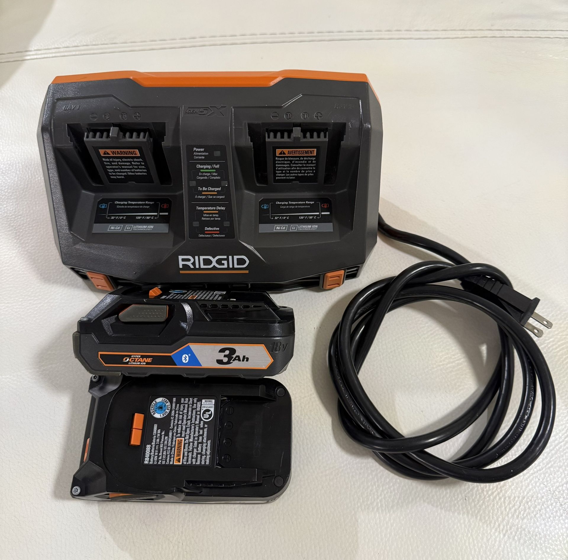 RIDGID  Cargador Con 2 Baterías 