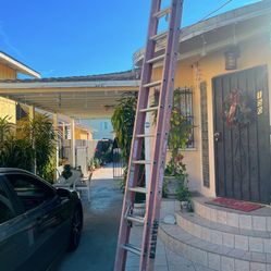 Excellent Condition Fiberglass Glass Extension Ladders