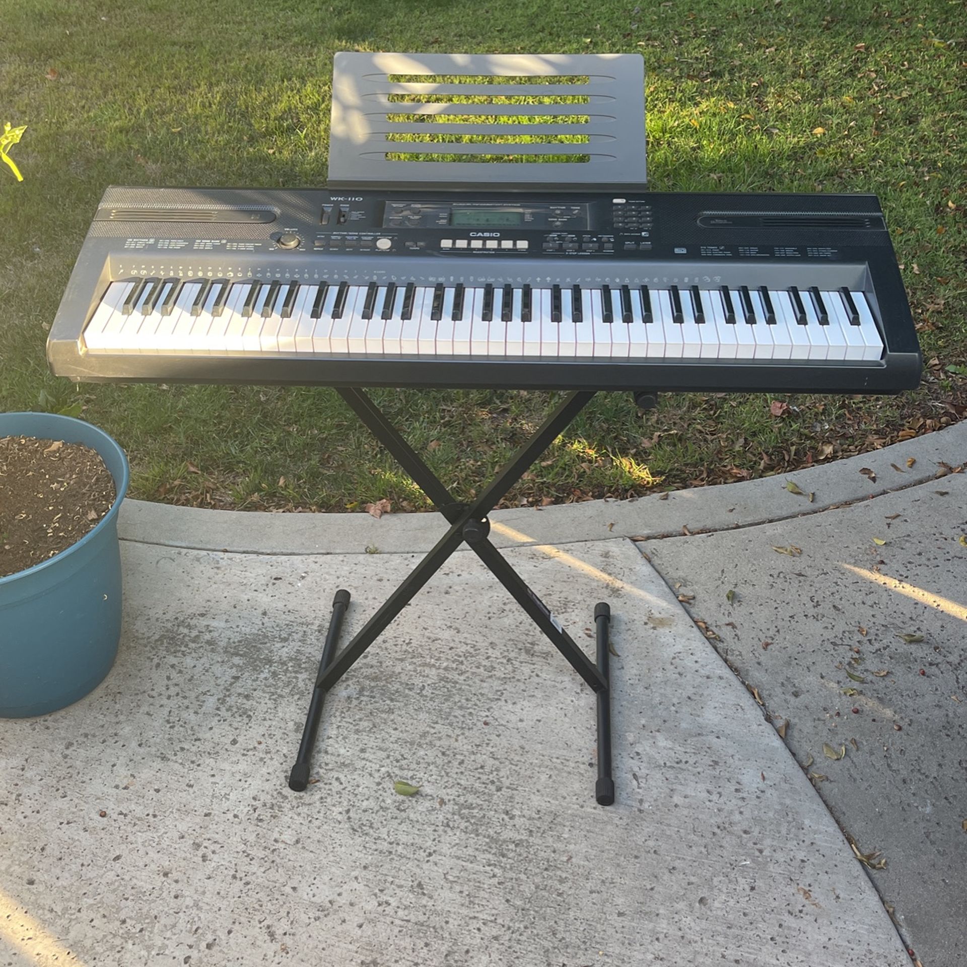 Casio Keyboard WK-110 Includes Stand. Excellent Condition