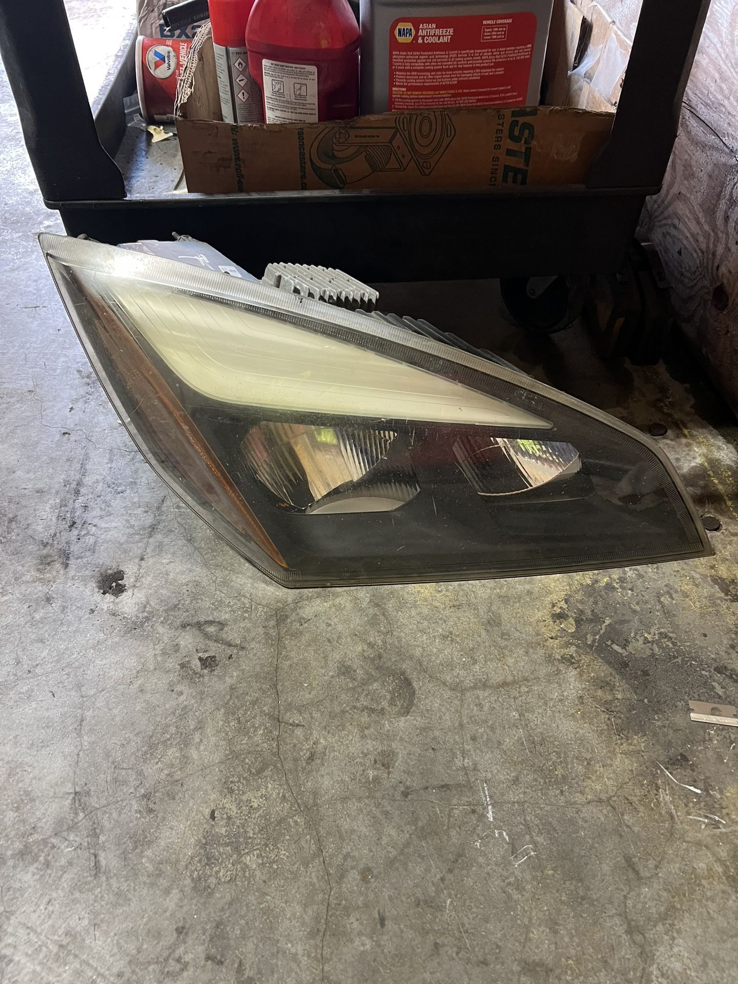 Freightliner Cascadia Passenger Right headlight 2018 2019 2020 2021 2022 2023 2024