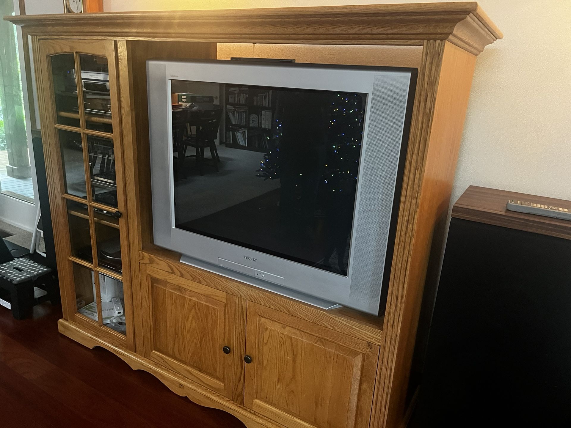 Sony Trinitron TV With Oak Media Stand