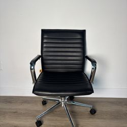 Rolling Swivel Chair 