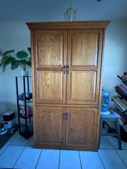 Large Oak Wood Armoire Cabinet - Centro de entretenimiento