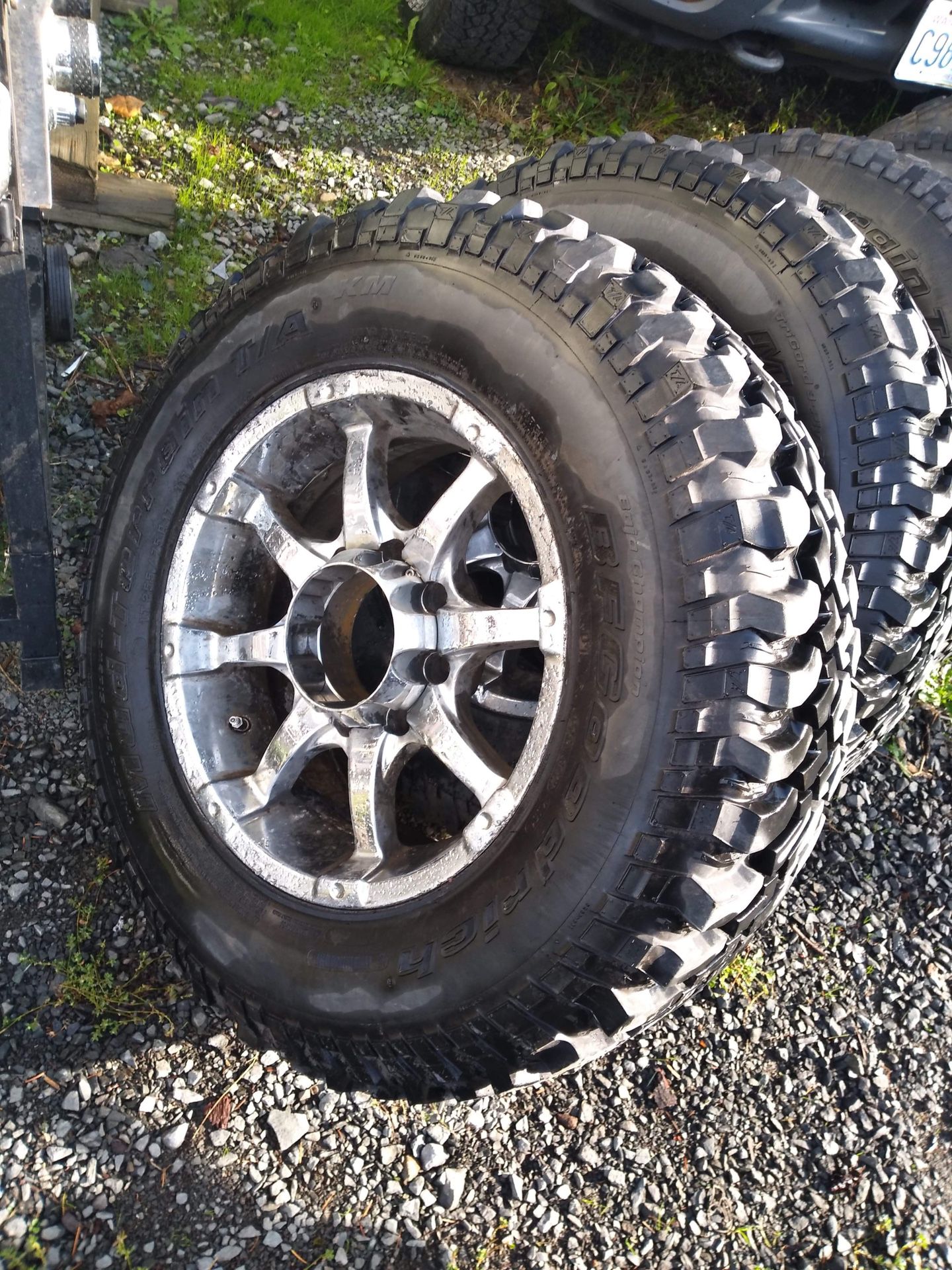 255/75/17r great tread come with 8 lug rims