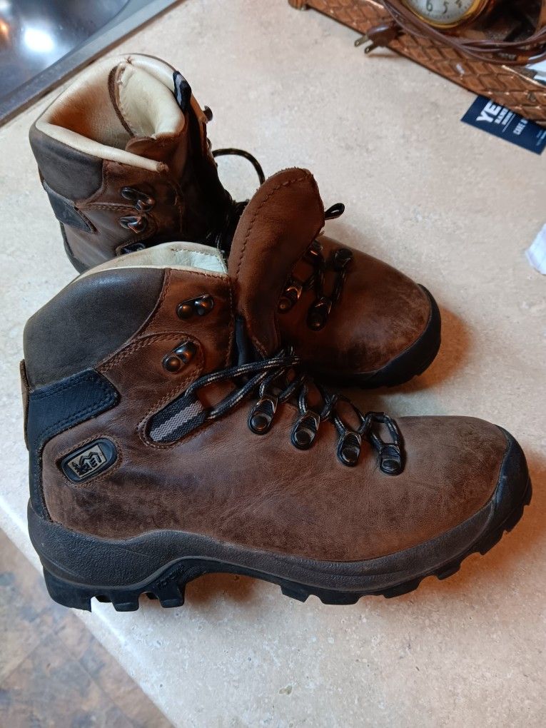 women's brown leather REI hiking boots size 6 worn 2 times