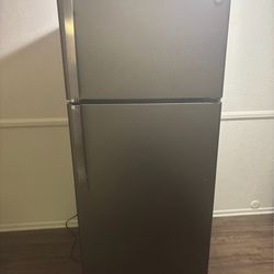 🧊 MUST SELL - MOVING NEXT WEEK | GE Refrigerator (Silver) 17.5 Cu. Ft — $175