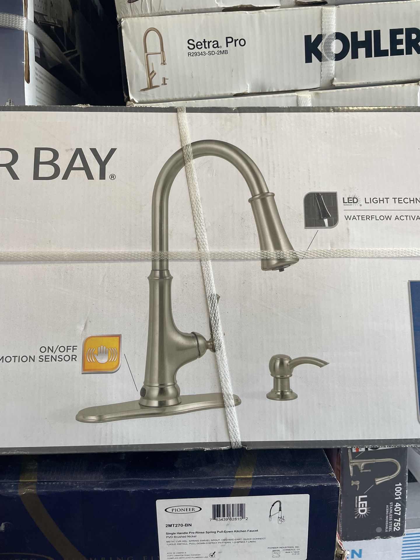 Glacier popular Bay Touchless LED Single-Handle Pull-Down Sprayer Kitchen Faucet