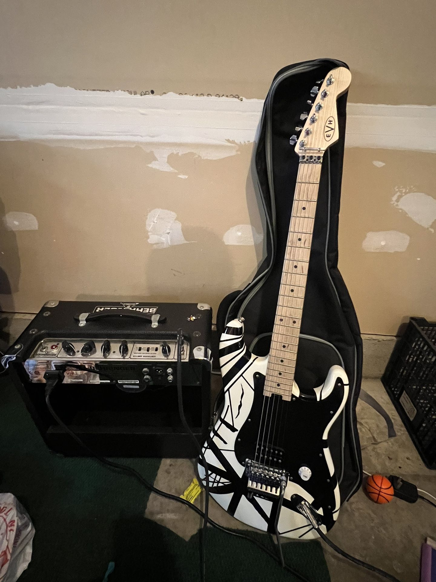 Behringer V-Tone GM108 amplifier