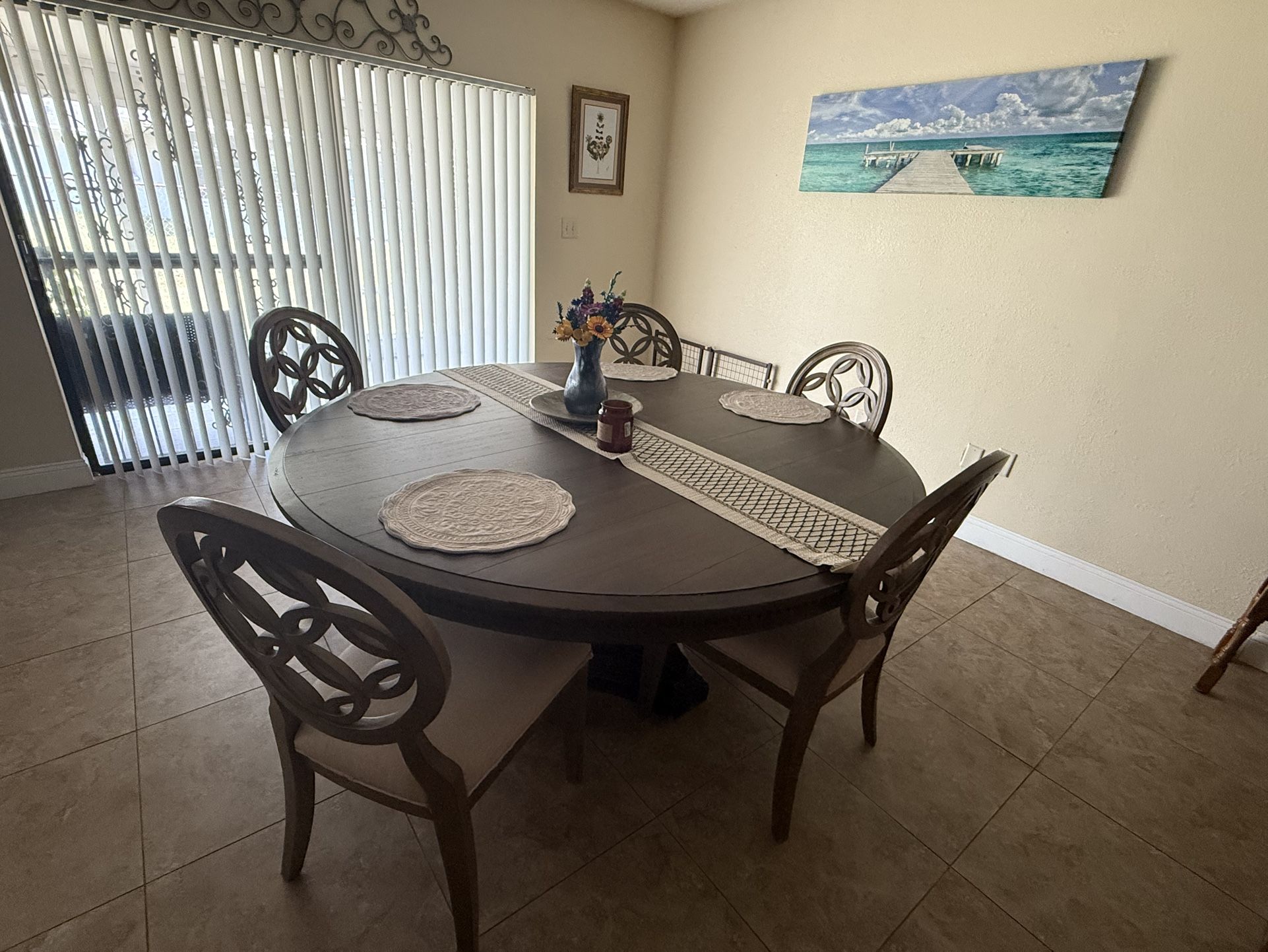 Round Dinner Table