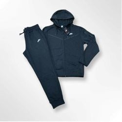 Brand new Nike tech Sweatsuit (Solid Black)