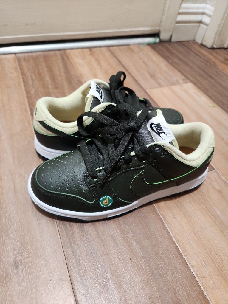 Nike Dunk Low
Avocado (Women's)