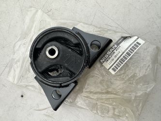 Nissan Mounting Insulator. (FRONT) ‘98-01