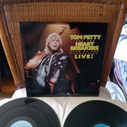 Tom Petty And The Heart Breakers - Pack Up The Plantation - Live. 2 Lps in Vg ++ To Near Mint Condition. Cover is Vg +.