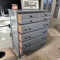 ✨✨BEAUTIFUL GRAY TALL SOLID WOOD 5 DRAWER DRESSER✨✨