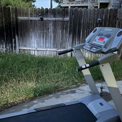 Treadmill, auto advanced incline 12 degrees, high end gym grade, clean, folds, lots of features,