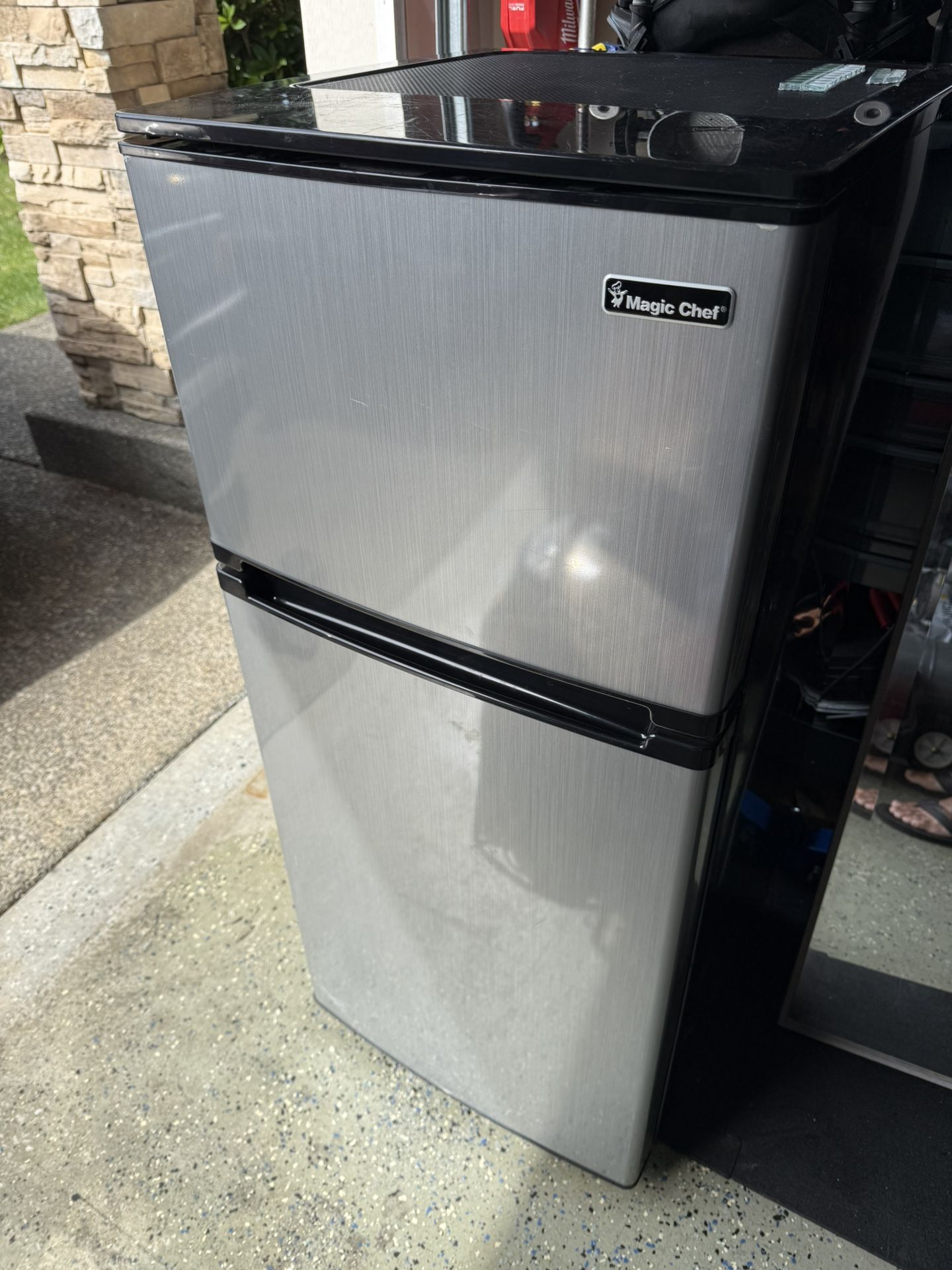 Magic Chef Mini Fridge 4.3 Cu Ft HVDR430SE Mini Fridge