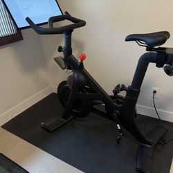Peloton Bike + With Follow Along Auto Adjustment 