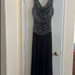 R&M Richards Black and White Maxi Dress. Size: 16