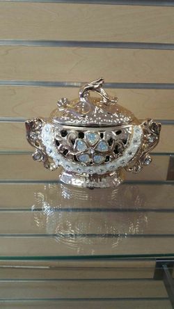 Ceramic Vase / Jewelry trinket With A Lid  ( NEW ) gold