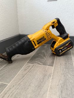 Dewalt saw and battery