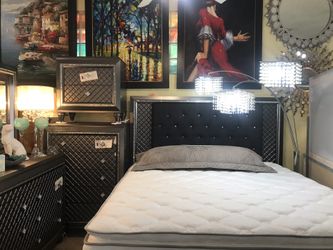 🖤 4pc Cal King Bedroom Set @JORDAN HOME FURNITURE 🖤 Take it Home with just $39 down 💁🏻 details in post ✨