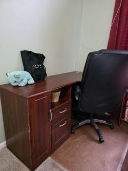 Wood L-Shaped Desk and chair