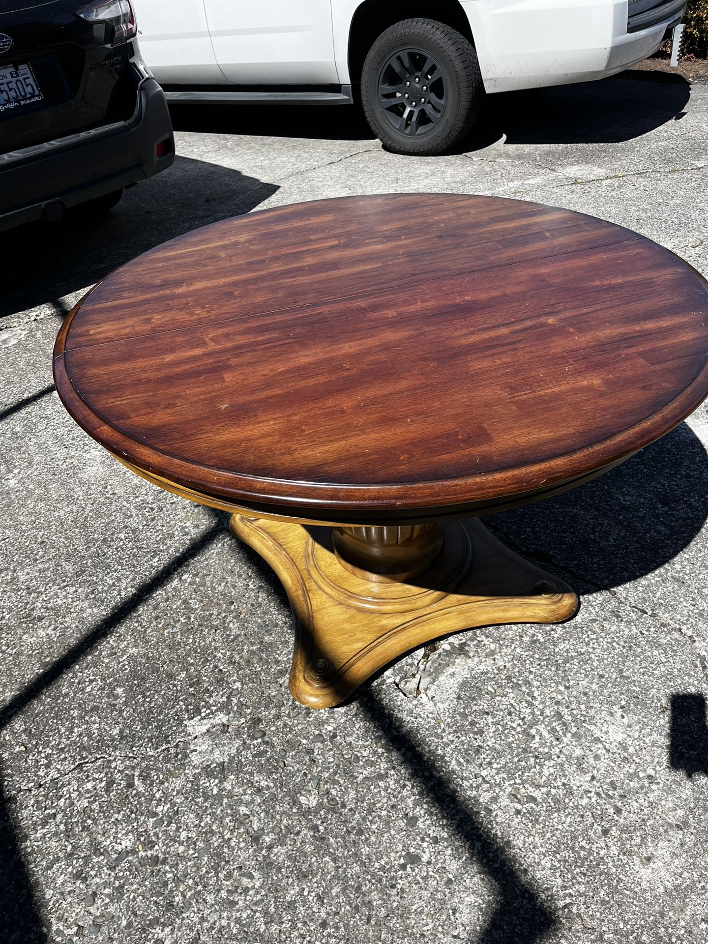 48” Round Table With Built In Leaf