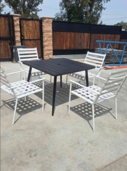 Outdoor dining set